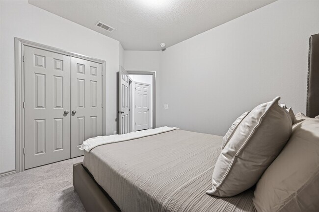 Building Photo - 6 Log House Ct