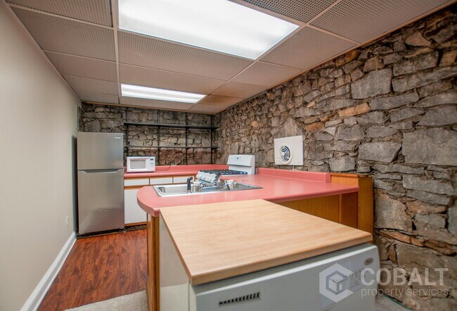 Building Photo - 867 Rosedale Rd NE