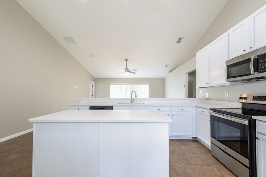 Building Photo - 4619 Woodford Dr