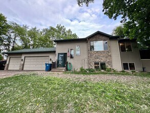 Building Photo - Walk To The Lake! **Rent Special**