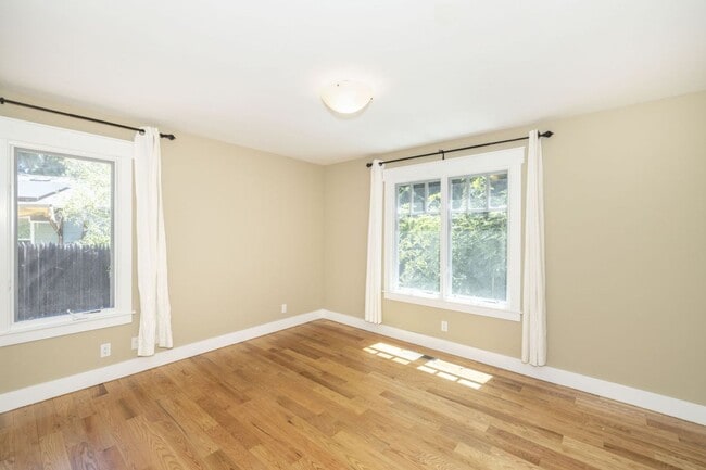 Building Photo - Lovingly Maintained 5 Bed, 3.5 Bath Execut...