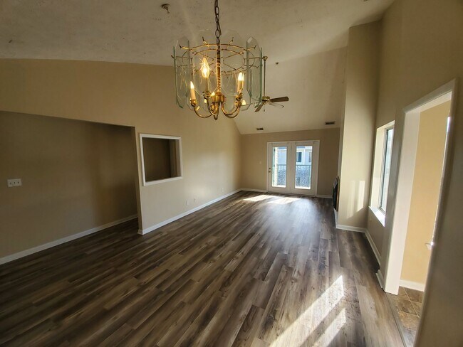 Building Photo - 3374 Galleria Dr