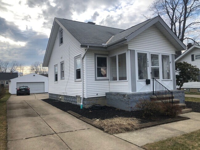 Building Photo - 2 Bedroom home with garage in Mayfield Hts!