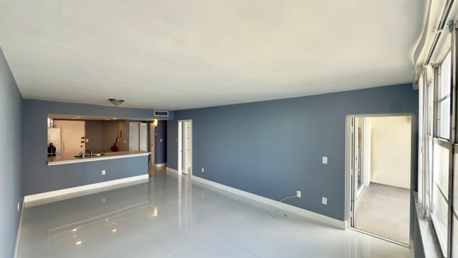 Building Photo - Spacious One Bedroom Two Bath Condo with P...