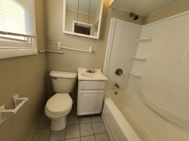 Building Photo - 2 Bedroom Home in Normal