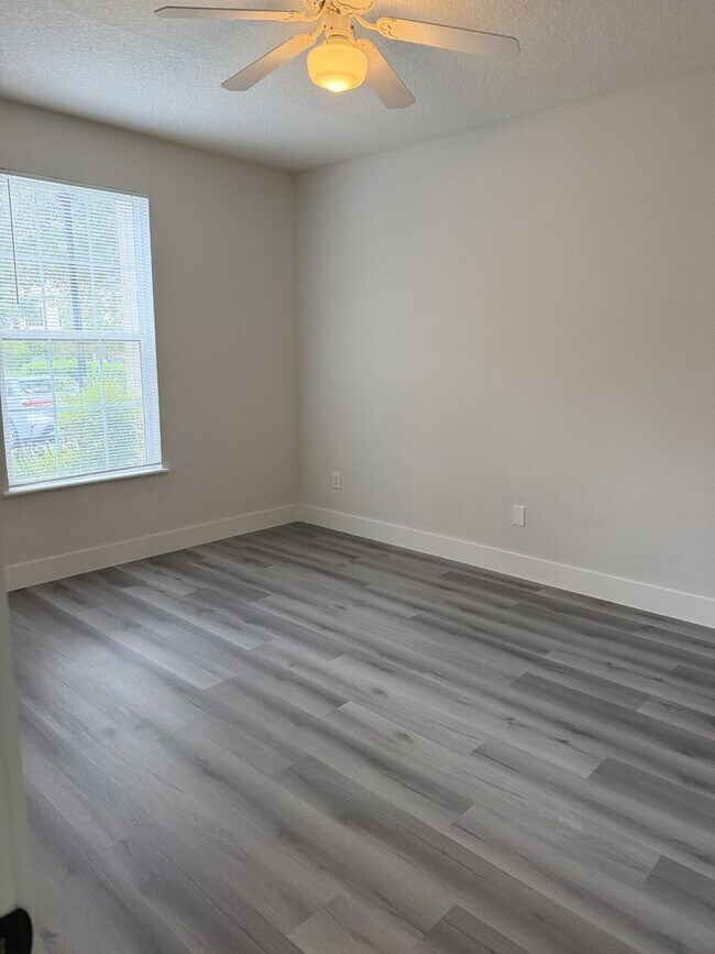 Building Photo - The Capri at Hunters Creek