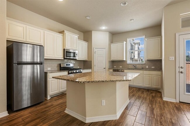 Building Photo - 2202 Dillon Pond Ln