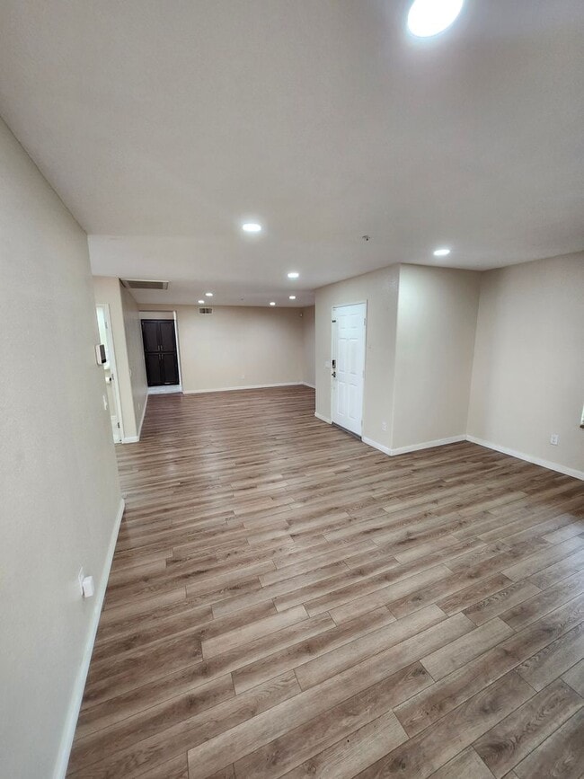 Building Photo - Beautiful 5 Bedroom House fully remodeled....