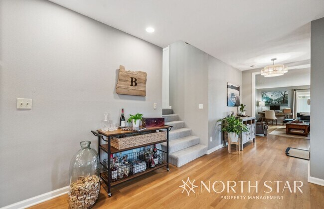 Building Photo - Stylish Mid-Century Modern with Stunning L...