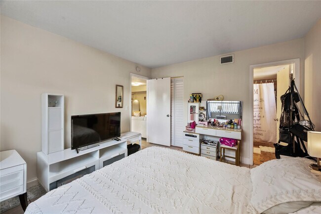 Building Photo - 10710 Royal Palm Blvd