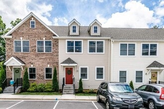 Building Photo - Exceptional and Spacous Townhouse!