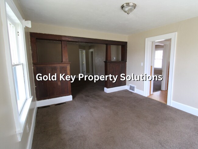 Building Photo - 3 BR 1 BA House with Enclosed Front Porch ...