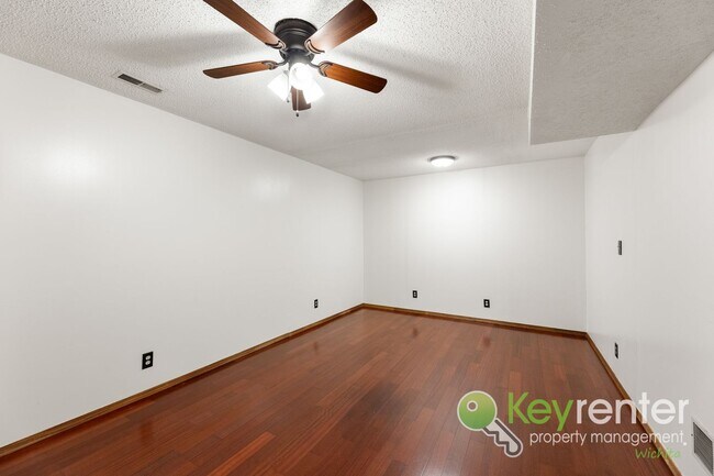 Building Photo - 3 Bedroom 2 Bathroom Family Ready Home