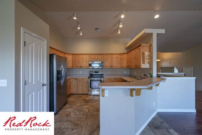 Building Photo - 5 Bedroom Pet Friendly Home!