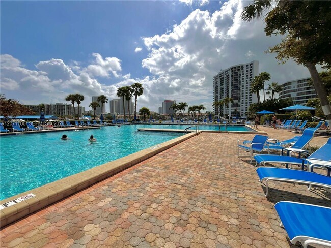 Building Photo - 2500 Parkview Dr