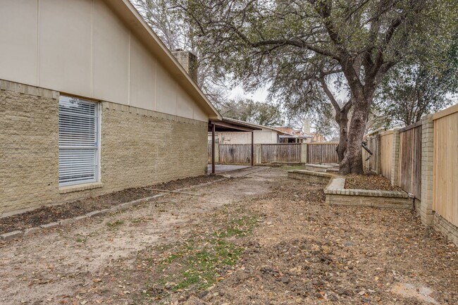 Building Photo - Spacious 4BD Home with Stunning Landscape ...