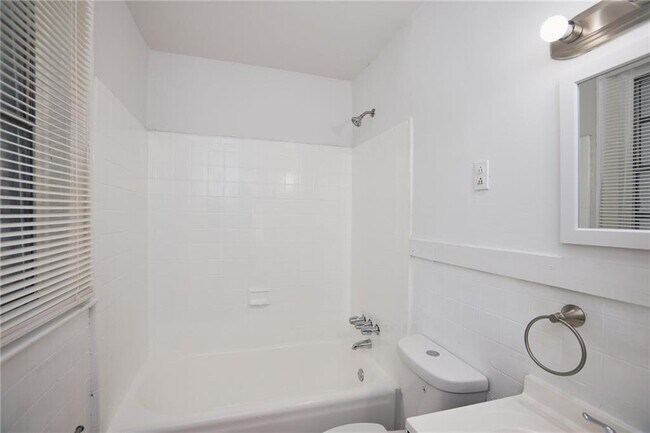 Building Photo - 499 8th St NE
