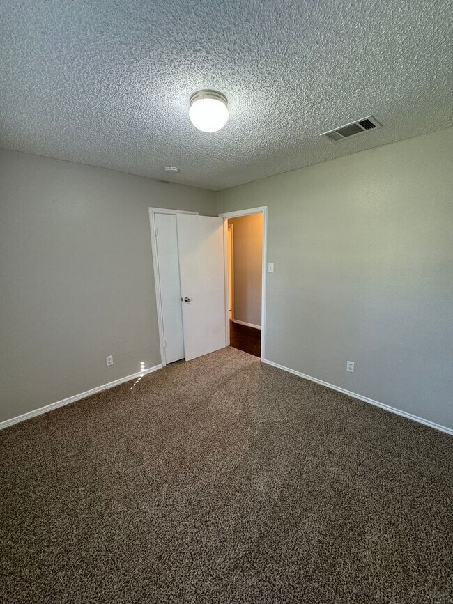 Building Photo - NICE 3 BEDROOM HOME WALKING DISTANCE TO THE NORTHERN HILLS GOLF COURSE!  FIREPLACE IN LIVING*STOV...