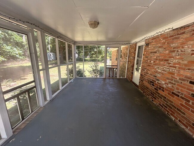 Building Photo - 1427 Woodlawn Ave