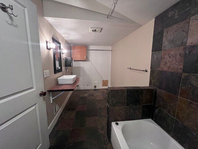 Building Photo - Adorable 2 bedroom with a bonus room!