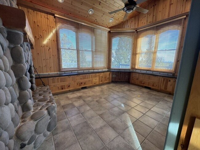 Building Photo - West Side location with amazing mountain views
