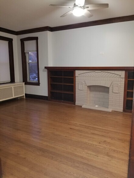 living room - 4939 W Cornelia Ave
