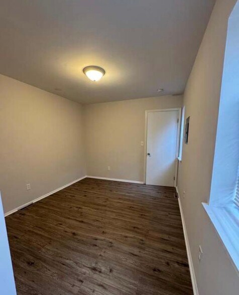 Building Photo - 731 W 4th St