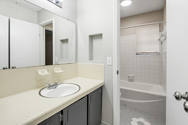 Building Photo - 4461 Jenwood St