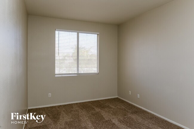 Building Photo - 820 Crescent Moon Dr