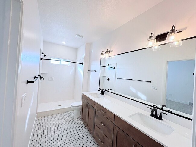 Building Photo - Six Bedroom House!! FREE: WiFi, Lawn care and Water softener!!