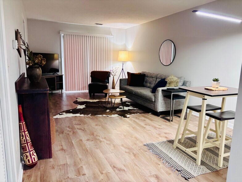 Building Photo - 551 Courtwood Ln