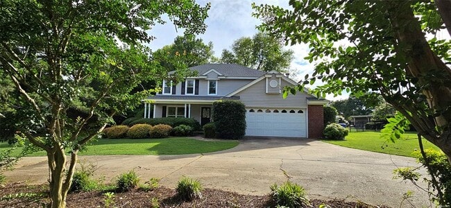 Building Photo - 210 Sweetbriar Ln