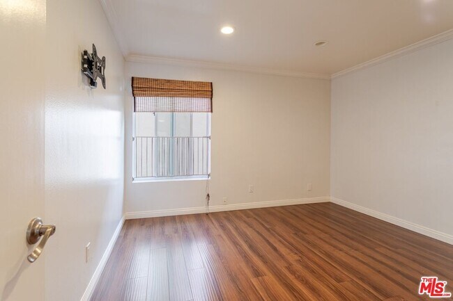 Building Photo - 14990 Victory Blvd