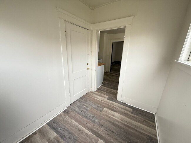 Building Photo - 340-342 W Wesley St