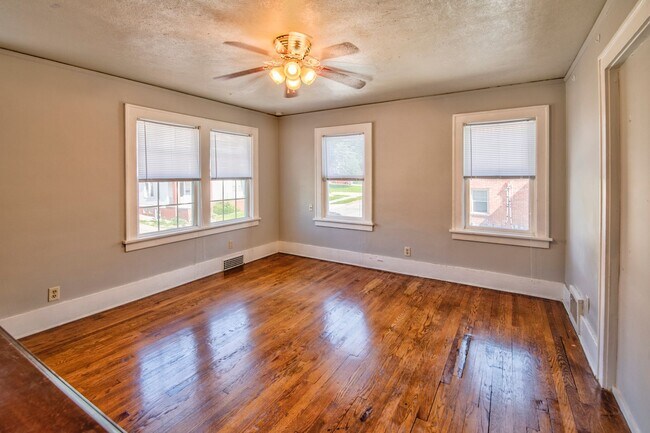 Building Photo - 563 S 35th St