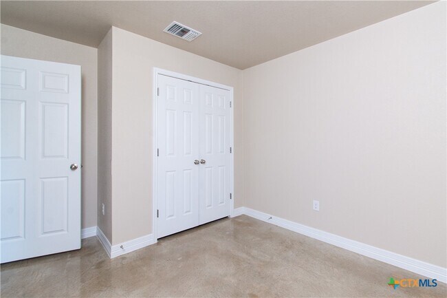 Building Photo - 807 White Meadow Ln