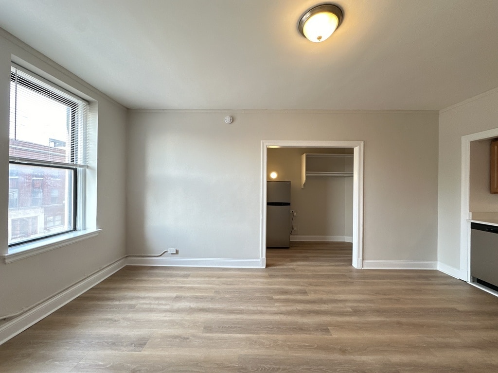 Building Photo - 3335 W Diversey Ave