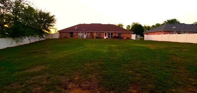 Building Photo - SUPER SPACIOUS 2 Bedroom, 2 Bathroom duple...