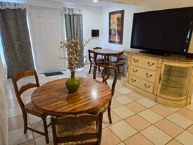 Building Photo - 925 E 30th St