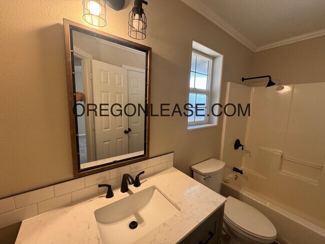 Building Photo - 3 bedroom 2 bath Cottage grove townhome