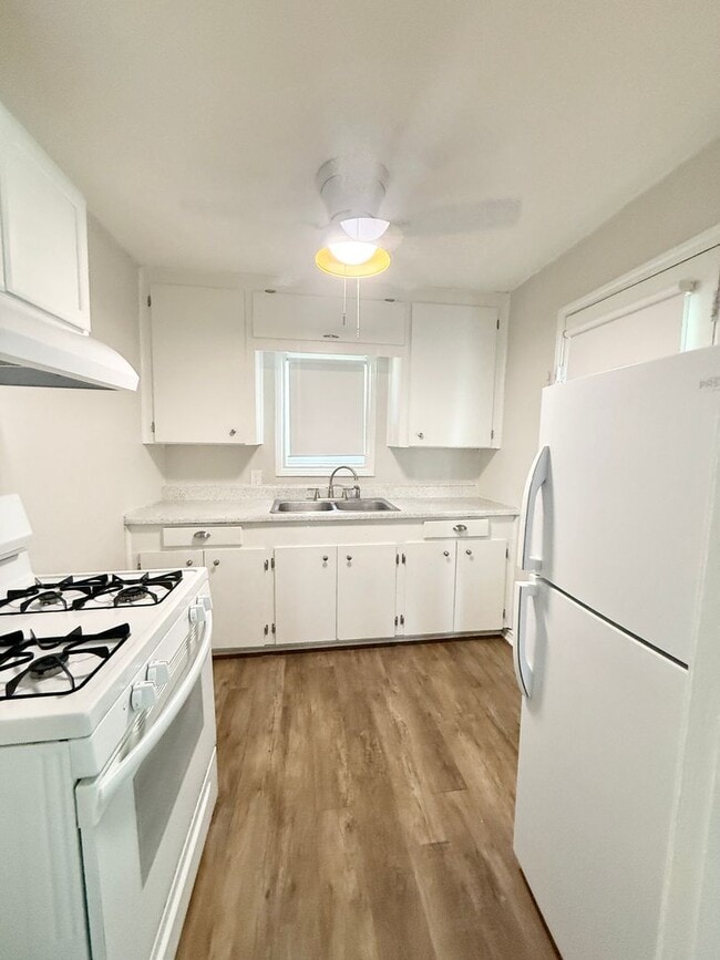 Building Photo - Adorable 2/1 Cottage near Downtown Lake Ja...