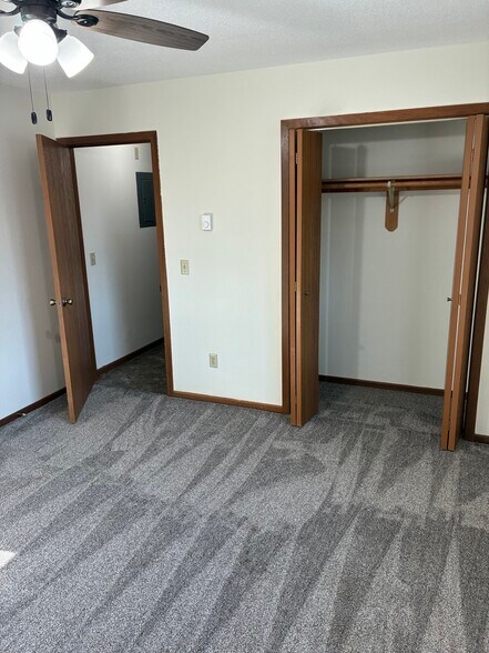 Building Photo - 2318 Meadow Ln