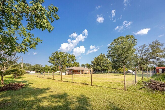 Building Photo - Move in ready 3 Bed 2 Bath Home in East Central School District!