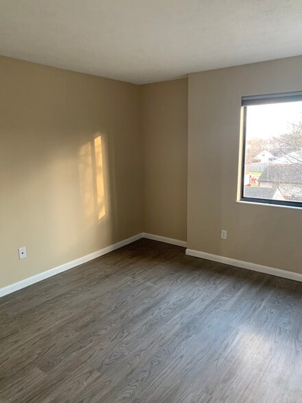 Building Photo - 4240 Village Parkway Cir E