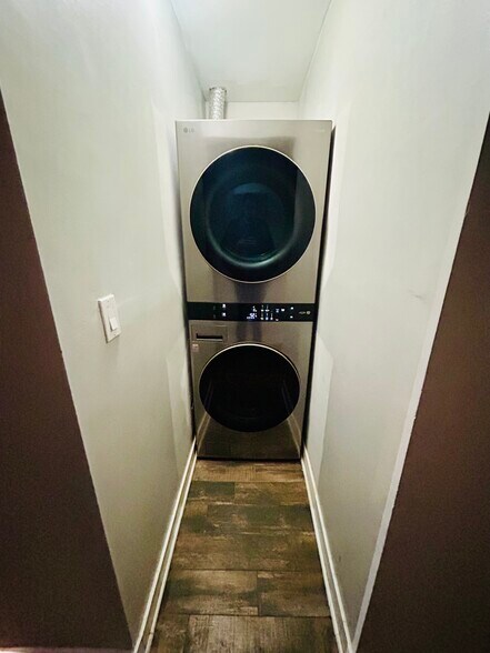 Building Photo - 2642 W HADDON AVE