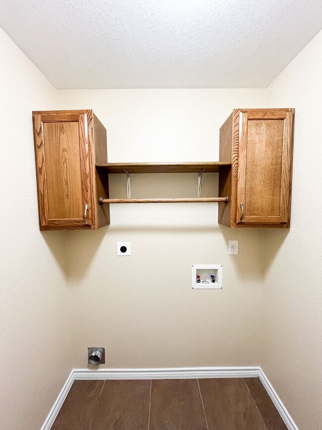 Building Photo - Available 7/16/2025 Beautiful 1 story, 4 b...