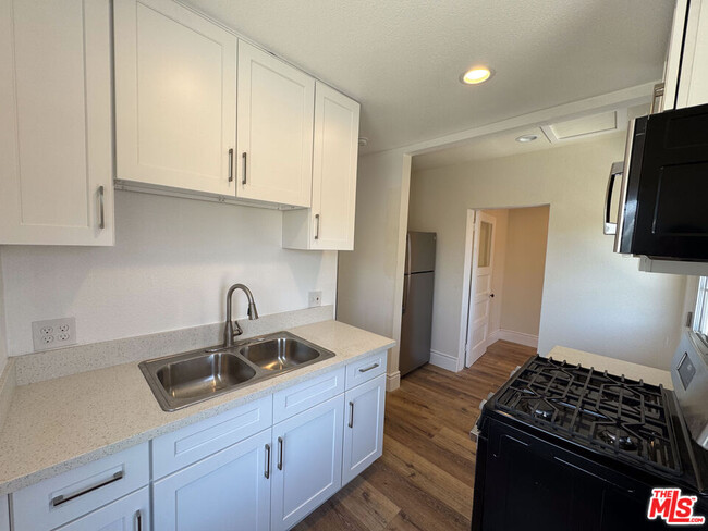 Building Photo - 1828 S Gramercy Pl