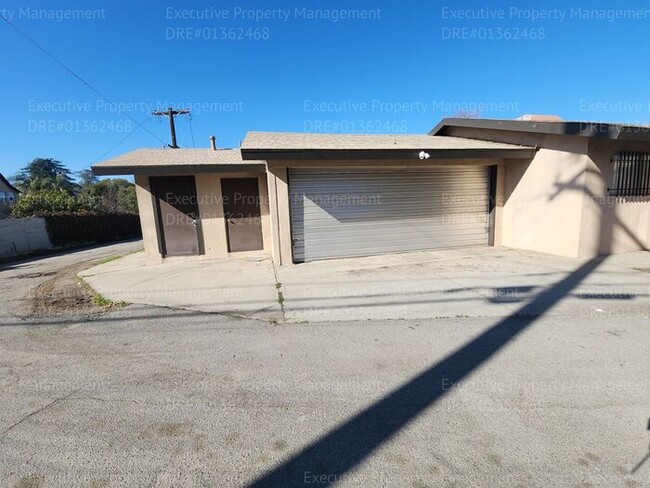 Building Photo - 2 bedroom 1 bathroom apartment.