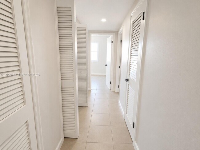 Building Photo - 932 W 80th Pl