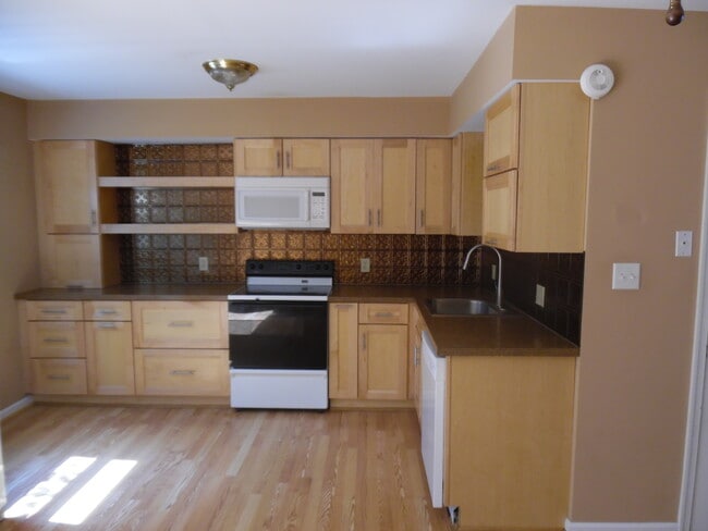 Building Photo - 3BR Townhome - Northampton School District